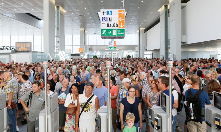 Caravan_Salon_Messe_Eingang